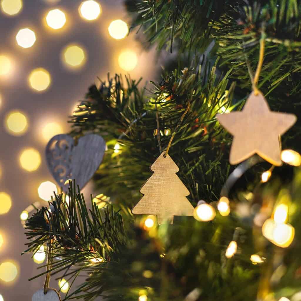 Dekorierte Weihnachtsbaum-Ornamente aus der Nähe mit Lichtern – Spartipps zum Fest