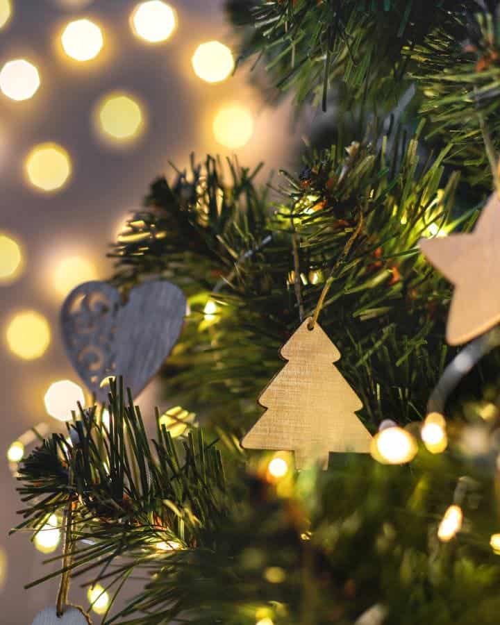 Festlich geschmückter Weihnachtsbaum aus der Nähe mit Lichtern – Spartipps zum Fest